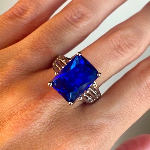 Jewelry - Gorgeous Blue Sapphire Simulated Ring Size 6